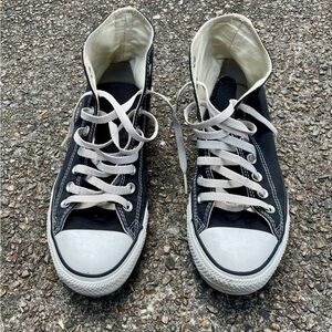 Converse/Chuck Taylor hi top classic sneakers in black. Men’s size 8/Women’s 10